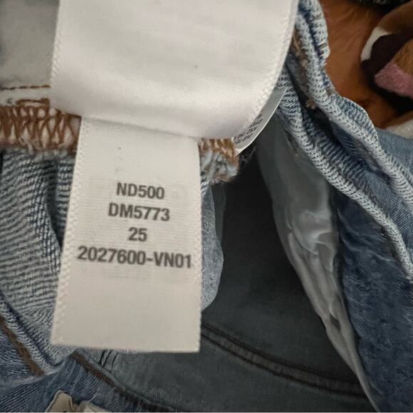 Madewell The Perfect Vintage Jean in Coney Wash: Destroyed Edition - Picture 8 of 9